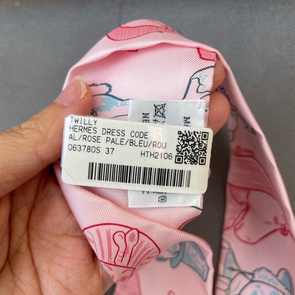 Authentic  Hermes Dresse Code pink twilly NWT - Picture 2 of 2